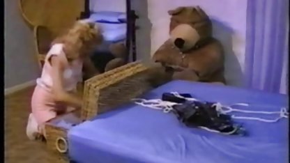 Romi deutschefickfilme Regen Lotionen Ihren Körper und masturbiert